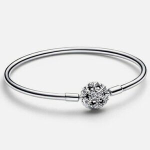 Pandora Moments Sparkling Snowflake Clasp Bangle